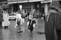 Image of sheet 19880310 photo 30: Bewegung auf dem Paradeplatz an der Zürcher Bahnhofstrasse, es regnet die Menschen rennen gestresst durch den Regen. Unter dem Regenschirm Regenschirmen Bewegung. PassantInnen. Kreis 1 Paradeplatz Zürich 1988 √