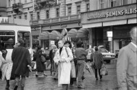 Image of sheet 19880310 photo 31: Bewegung auf dem Paradeplatz an der Zürcher Bahnhofstrasse, es regnet die Menschen rennen gestresst durch den Regen. Unter dem Regenschirm Regenschirmen Bewegung. PassantInnen. Kreis 1 Paradeplatz Zürich 1988 √