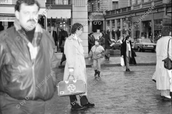 Image of sheet 19880310 photo 32: Bewegung auf dem Paradeplatz an der Zürcher Bahnhofstrasse, es regnet die Menschen rennen gestresst durch den Regen. Unter dem Regenschirm Regenschirmen Bewegung. PassantInnen. Kreis 1 Paradeplatz Zürich 1988 √