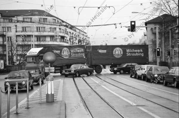 Image of sheet 19880310 photo 35: Bewegung auf dem Paradeplatz an der Zürcher Bahnhofstrasse, es regnet die Menschen rennen gestresst durch den Regen. Unter dem Regenschirm Regenschirmen Bewegung. PassantInnen. Kreis 1 Paradeplatz Zürich 1988 √