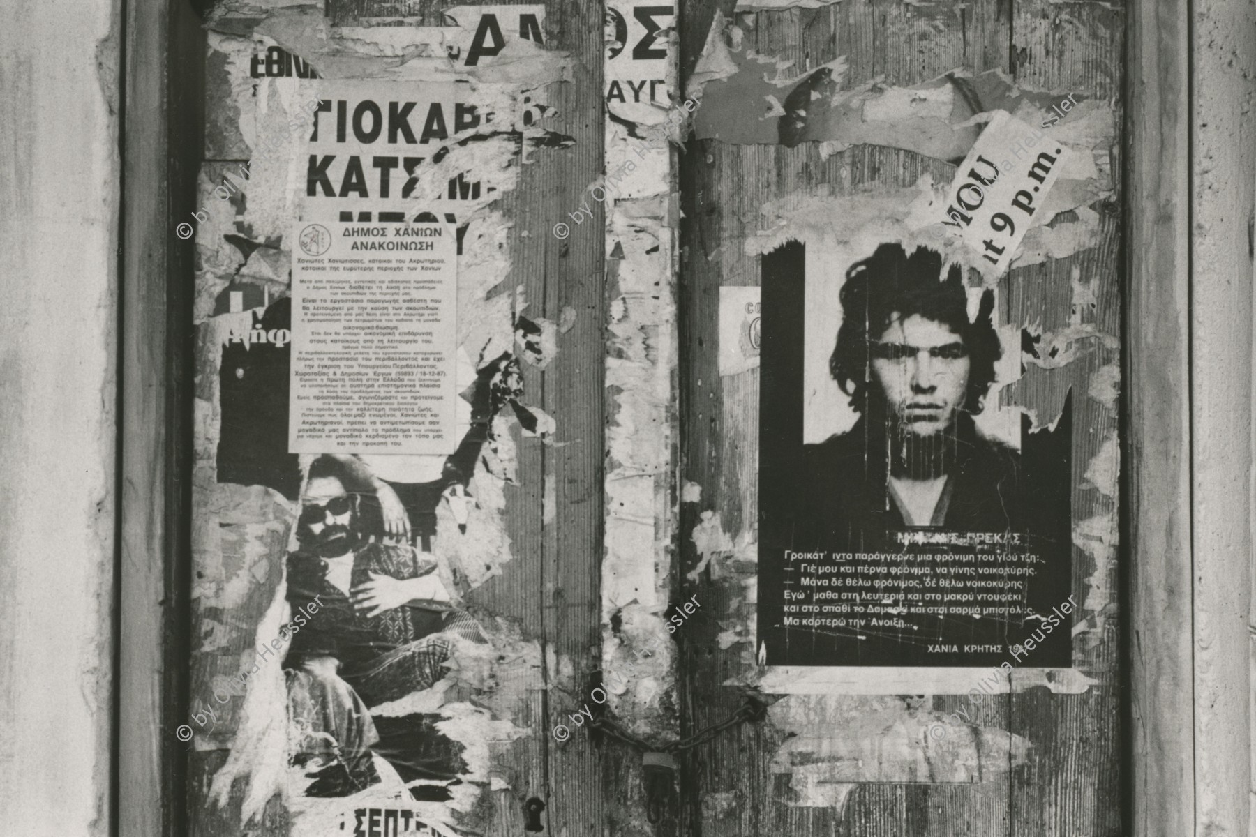 Image of sheet 19880340 photo 12: Galatas Plakat eines ermordeten jungen Autonomisten. Xania Erinnerungen an den Krieg. Hauswand politische Wandmalereien Spray Graffiti mit Anarchisten A Portrait Mara. Kreta Griechenland 1988 √ Greece Anarchist
©1988, OLIVIA HEUSSLER / www.clic.li