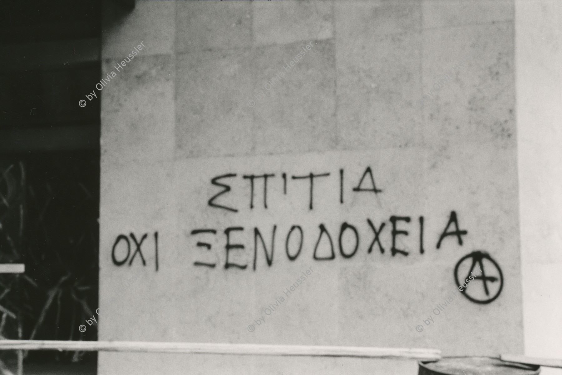 Image of sheet 19880340 photo 13: Wohnungsnot
Hauswand mit politischer Wandmalerei Spray Graffiti: Häuser nicht Hotels.
Kreta Griechenland 1988 √ Greece Housing protest

©1988, OLIVIA HEUSSLER / www.clic.li