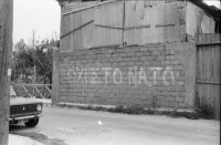 Image of sheet 19880340 photo 20: frtsg. 880330 Osterfeier mit Cathy in Galatas mit Takis mara und Tasso Szene im Dorf. Plakat eines ermordeten jungen Autonomisten. Xania Erinnerungen an den Krieg. Touristenmenu werden vorgestellt. Am Hafen die Wellenbrecher. Grosse aus Beton gegossene Wellenbrecher. Junge verkauft Nüsse. Cathy und Rudi Leeres Haus. Eingang einer Hütte  Hauswand politische Wandmalereien Spray Graffitti mit Anarchisten A Portrait Mara. Kreta Griechenland 1988 crete greece