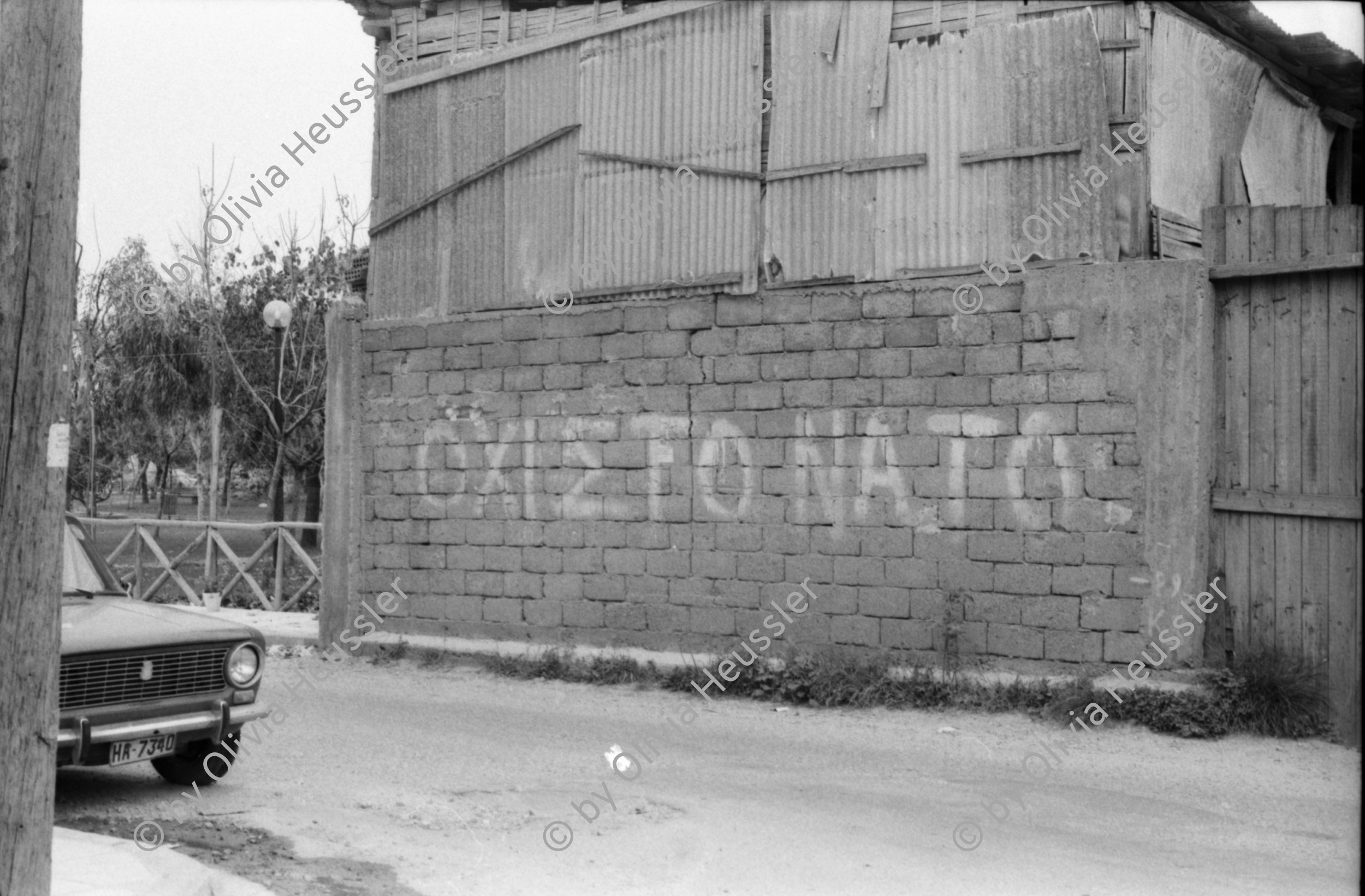 Image of sheet 19880340 photo 20: frtsg. 880330 Osterfeier mit Cathy in Galatas mit Takis mara und Tasso Szene im Dorf. Plakat eines ermordeten jungen Autonomisten. Xania Erinnerungen an den Krieg. Touristenmenu werden vorgestellt. Am Hafen die Wellenbrecher. Grosse aus Beton gegossene Wellenbrecher. Junge verkauft Nüsse. Cathy und Rudi Leeres Haus. Eingang einer Hütte  Hauswand politische Wandmalereien Spray Graffitti mit Anarchisten A Portrait Mara. Kreta Griechenland 1988 crete greece