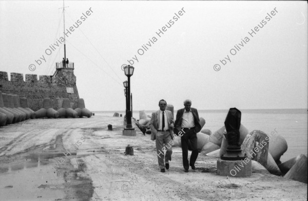 Image of sheet 19880340 photo 26: frtsg. 880330 Osterfeier mit Cathy in Galatas mit Takis mara und Tasso Szene im Dorf. Plakat eines ermordeten jungen Autonomisten. Xania Erinnerungen an den Krieg. Touristenmenu werden vorgestellt. Am Hafen die Wellenbrecher. Grosse aus Beton gegossene Wellenbrecher. Junge verkauft Nüsse. Cathy und Rudi Leeres Haus. Eingang einer Hütte  Hauswand politische Wandmalereien Spray Graffitti mit Anarchisten A Portrait Mara. Kreta Griechenland 1988 crete greece