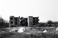 Image of sheet 19880340 photo 33: Leeres Haus. Ruine Bau. Arbeiter leben in Camping zelten. Kreta Griechenland 1988 √ Greece housing 
©1988, OLIVIA HEUSSLER / www.clic.li