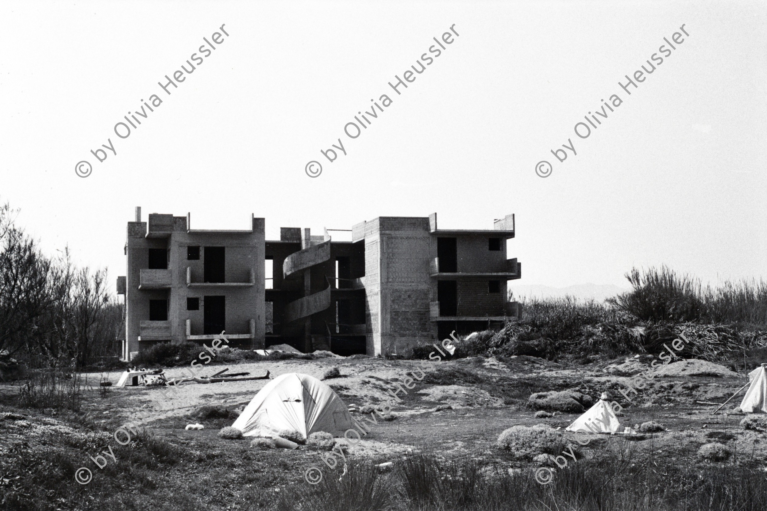 Image of sheet 19880340 photo 33: Leeres Haus. Ruine Bau. Arbeiter leben in Camping zelten. Kreta Griechenland 1988 √ Greece housing 
©1988, OLIVIA HEUSSLER / www.clic.li