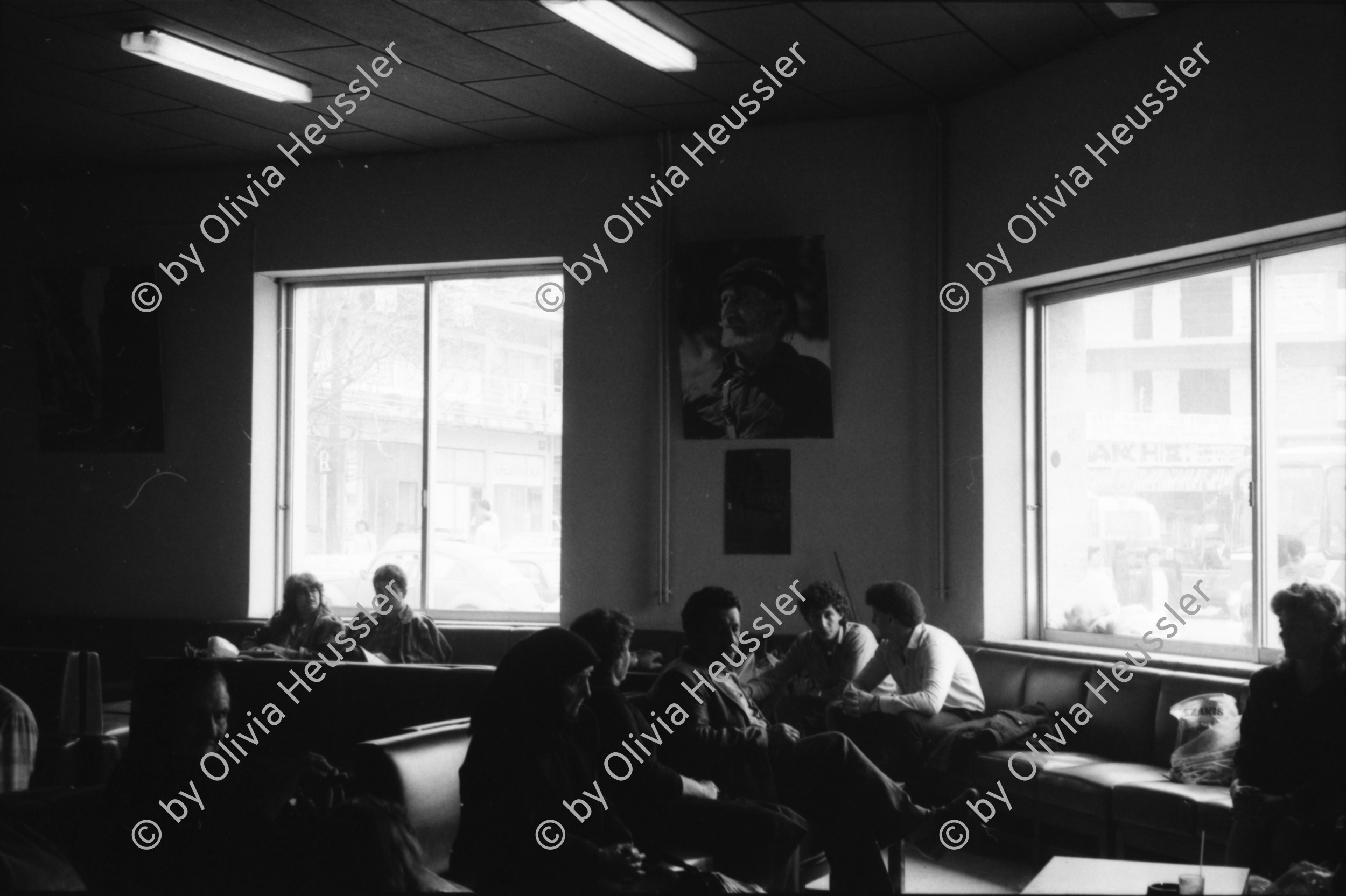 Image of sheet 19880350 photo 11: frtsg. 880340 Tassos Mutter Mara Cathy und Tassos Vater im Gewächshaus.  Alte Bäuerin in Schwarz Frauen an Bushaltestelle. Portrait Frau in Busshaltestelle. Am Buss. Meeresbucht von oben. altes Steinhaus. Portrait Daniela Venegoni und Tobias Eugster Hippie. Daniela mit vehülltem Kopf nackt am Strand. Dani und Tobias. Tobias. Gefängnis von Galatas. Mann grilliert Schaf. Kreta Griechenland 1988