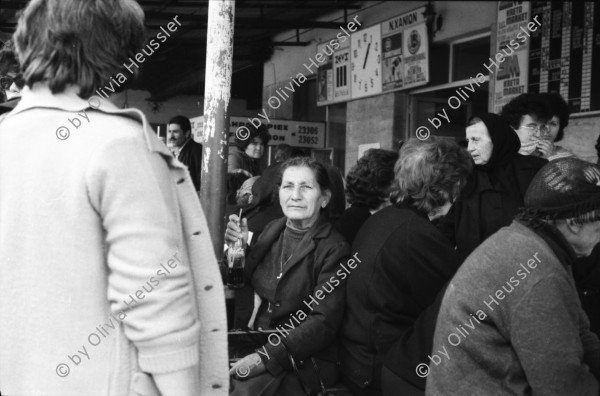 Image of sheet 19880350 photo 13: frtsg. 880340 Tassos Mutter Mara Cathy und Tassos Vater im Gewächshaus.  Alte Bäuerin in Schwarz Frauen an Bushaltestelle. Portrait Frau in Busshaltestelle. Am Buss. Meeresbucht von oben. altes Steinhaus. Portrait Daniela Venegoni und Tobias Eugster Hippie. Daniela mit vehülltem Kopf nackt am Strand. Dani und Tobias. Tobias. Gefängnis von Galatas. Mann grilliert Schaf. Kreta Griechenland 1988