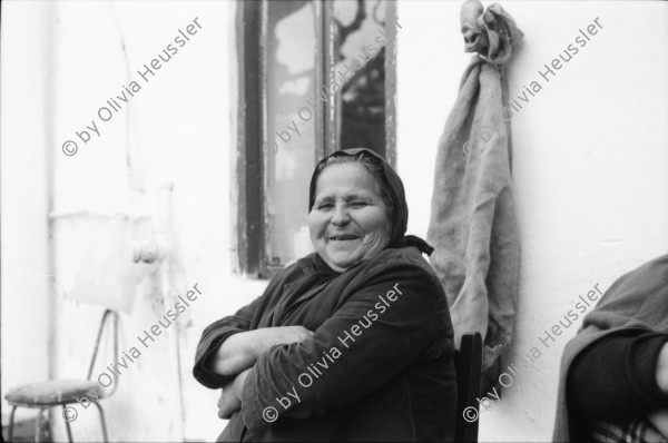 Image of sheet 19880350 photo 9: frtsg. 880340 Tassos Mutter Mara Cathy und Tassos Vater im Gewächshaus.  Alte Bäuerin in Schwarz Frauen an Bushaltestelle. Portrait Frau in Busshaltestelle. Am Buss. Meeresbucht von oben. altes Steinhaus. Portrait Daniela Venegoni und Tobias Eugster Hippie. Daniela mit vehülltem Kopf nackt am Strand. Dani und Tobias. Tobias. Gefängnis von Galatas. Mann grilliert Schaf. Kreta Griechenland 1988