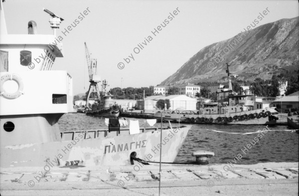 Image of sheet 19880360 photo 24: Rudi Berli und Cathy O'Hare Freund Andrea aus Athen. Abfall Container.
KKE Komunistische Partei in Griechenland. Cathy fährt Moped. Rudi
Portrait Cathy Andrea Olivia. Hafen in Xania Fischerboote und Fischer. Haus von Cathy alles mit Leica M4 
Kreta Griechenland 1988