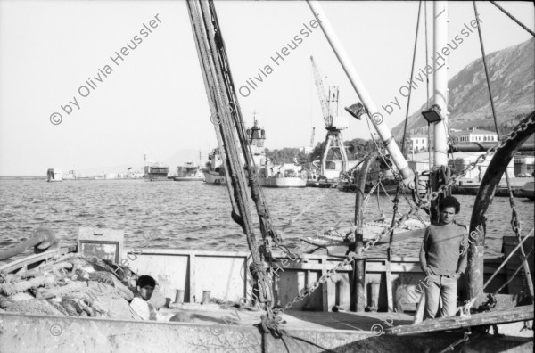 Image of sheet 19880360 photo 26: Rudi Berli und Cathy O'Hare Freund Andrea aus Athen. Abfall Container.
KKE Komunistische Partei in Griechenland. Cathy fährt Moped. Rudi
Portrait Cathy Andrea Olivia. Hafen in Xania Fischerboote und Fischer. Haus von Cathy alles mit Leica M4 
Kreta Griechenland 1988