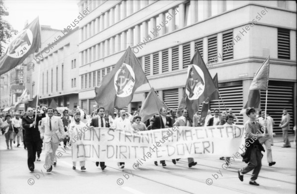 Image of sheet 19880370 photo 1: 1. Mai Demonstration Protest verletzter Jude (wurde von Palästinenser angegriffen.) Ruth Heussler Guggenheim stellt sich der Diskussion. Helen, Pablo und Oona Pinkus auf der Kasernen Wiese. Söffi Christoph Zürcher und Marlies. Kaserne dem Volk Transparent. Fest Zürich 1988 Astrid König