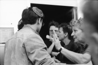 Image of sheet 19880370 photo 13: 1. Mai Demonstration Protest verletzter Jude (wurde von Palästinenser angegriffen.) Ruth Heussler Guggenheim stellt sich der Diskussion. Helen, Pablo und Oona Pinkus auf der Kasernen Wiese. Söffi Christoph Zürcher und Marlies. Kaserne dem Volk Transparent. Fest Zürich 1988 Astrid König