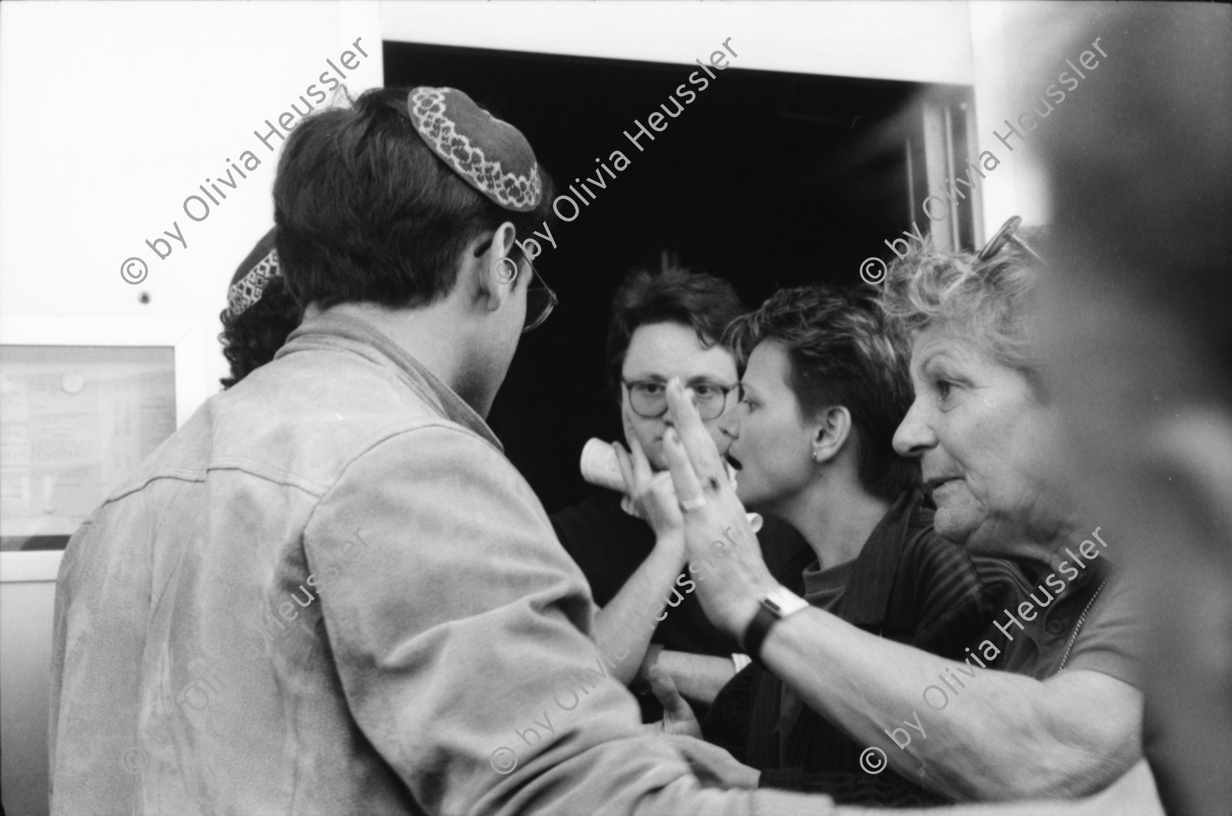 Image of sheet 19880370 photo 13: 1. Mai Demonstration Protest verletzter Jude (wurde von Palästinenser angegriffen.) Ruth Heussler Guggenheim stellt sich der Diskussion. Helen, Pablo und Oona Pinkus auf der Kasernen Wiese. Söffi Christoph Zürcher und Marlies. Kaserne dem Volk Transparent. Fest Zürich 1988 Astrid König
