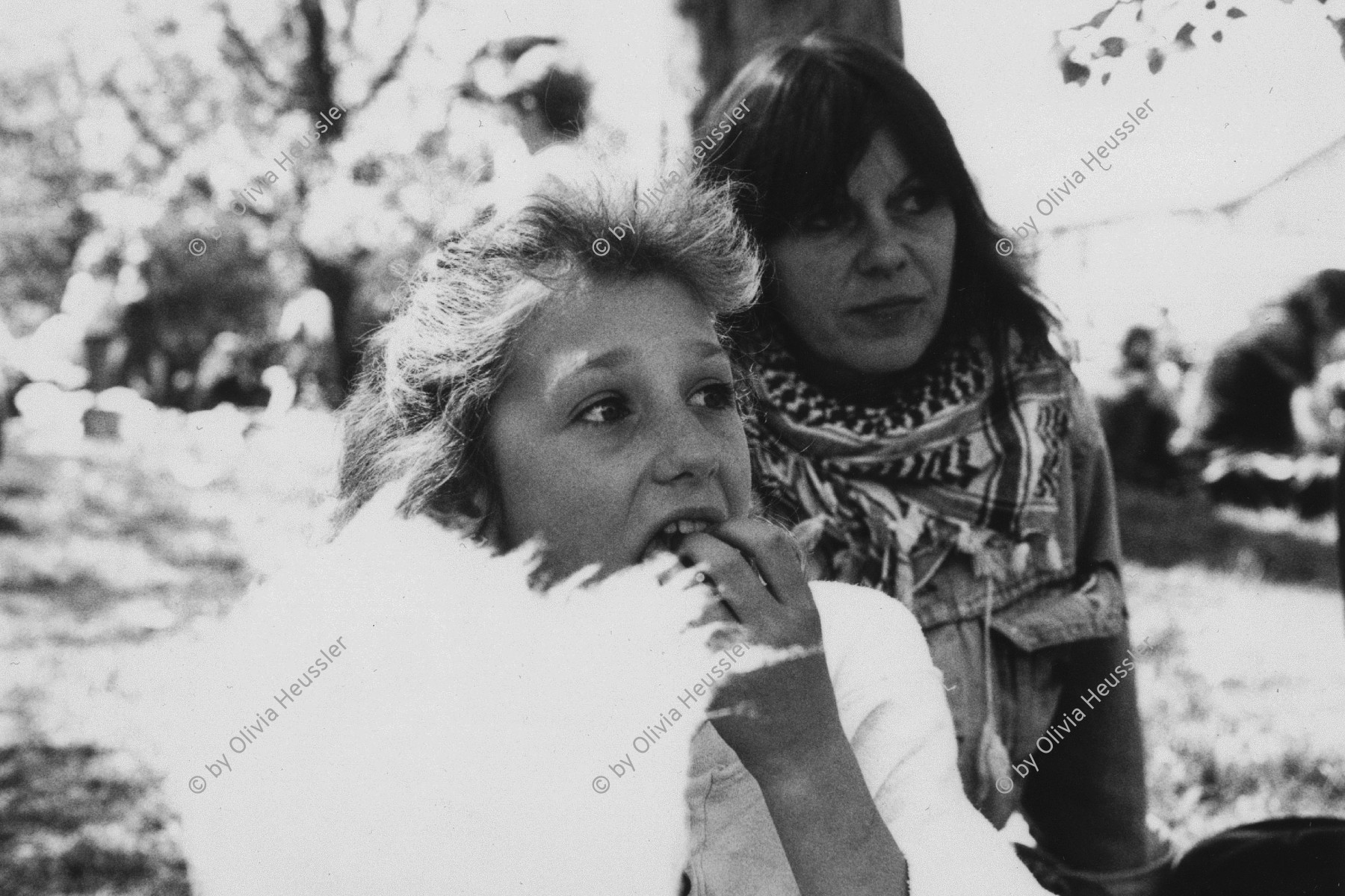 Image of sheet 19880370 photo 18: 1. Mai Demonstration Protest Oona Pinkus und Lilo König re. auf der Kasernen Wiese. Zürich 1988