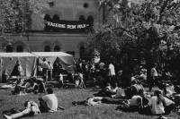 Image of sheet 19880370 photo 25: 1. Mai Demonstration Protest auf der Kasernen Wiese. »Kaserne dem Volk« Transparent, Zürich 1988.