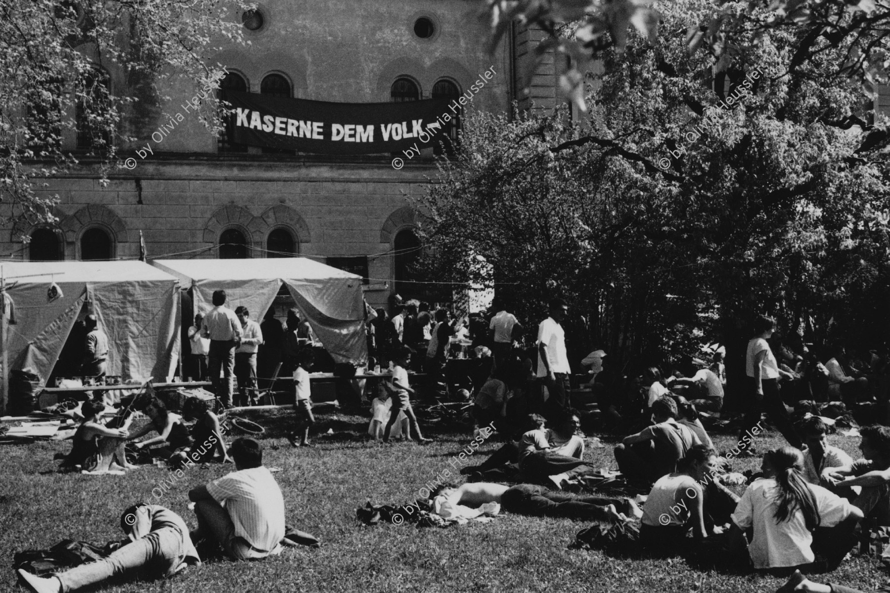 Image of sheet 19880370 photo 25: 1. Mai Demonstration Protest auf der Kasernen Wiese. »Kaserne dem Volk« Transparent, Zürich 1988.