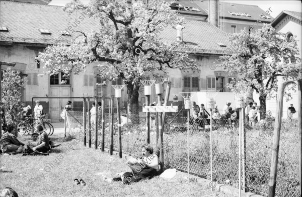 Image of sheet 19880370 photo 28: 1. Mai Demonstration Protest verletzter Jude (wurde von Palästinenser angegriffen.) Ruth Heussler Guggenheim stellt sich der Diskussion. Helen, Pablo und Oona Pinkus auf der Kasernen Wiese. Söffi Christoph Zürcher und Marlies. Kaserne dem Volk Transparent. Fest Zürich 1988 Astrid König