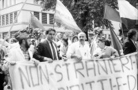 Image of sheet 19880370 photo 3: 1. Mai Demonstration Protest verletzter Jude (wurde von Palästinenser angegriffen.) Ruth Heussler Guggenheim stellt sich der Diskussion. Helen, Pablo und Oona Pinkus auf der Kasernen Wiese. Söffi Christoph Zürcher und Marlies. Kaserne dem Volk Transparent. Fest Zürich 1988 Astrid König
