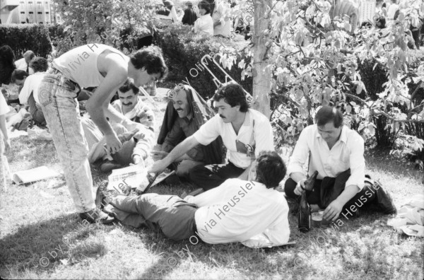 Image of sheet 19880370 photo 30: 1. Mai Demonstration Protest verletzter Jude (wurde von Palästinenser angegriffen.) Ruth Heussler Guggenheim stellt sich der Diskussion. Helen, Pablo und Oona Pinkus auf der Kasernen Wiese. Söffi Christoph Zürcher und Marlies. Kaserne dem Volk Transparent. Fest Zürich 1988 Astrid König