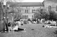 Image of sheet 19880370 photo 33: 1. Mai Demonstration Protest verletzter Jude (wurde von Palästinenser angegriffen.) Ruth Heussler Guggenheim stellt sich der Diskussion. Helen, Pablo und Oona Pinkus auf der Kasernen Wiese. Söffi Christoph Zürcher und Marlies. Kaserne dem Volk Transparent. Fest Zürich 1988 Astrid König