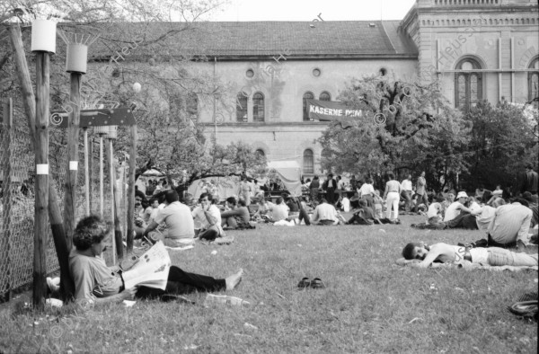 Image of sheet 19880370 photo 33: 1. Mai Demonstration Protest verletzter Jude (wurde von Palästinenser angegriffen.) Ruth Heussler Guggenheim stellt sich der Diskussion. Helen, Pablo und Oona Pinkus auf der Kasernen Wiese. Söffi Christoph Zürcher und Marlies. Kaserne dem Volk Transparent. Fest Zürich 1988 Astrid König