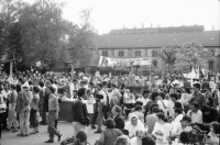 Image of sheet 19880370 photo 34: 1. Mai Demonstration Protest verletzter Jude (wurde von Palästinenser angegriffen.) Ruth Heussler Guggenheim stellt sich der Diskussion. Helen, Pablo und Oona Pinkus auf der Kasernen Wiese. Söffi Christoph Zürcher und Marlies. Kaserne dem Volk Transparent. Fest Zürich 1988 Astrid König