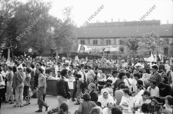 Image of sheet 19880370 photo 34: 1. Mai Demonstration Protest verletzter Jude (wurde von Palästinenser angegriffen.) Ruth Heussler Guggenheim stellt sich der Diskussion. Helen, Pablo und Oona Pinkus auf der Kasernen Wiese. Söffi Christoph Zürcher und Marlies. Kaserne dem Volk Transparent. Fest Zürich 1988 Astrid König