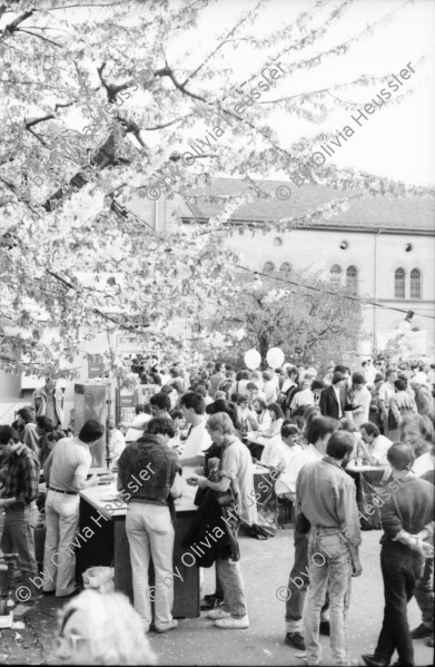 Image of sheet 19880370 photo 36: 1. Mai Demonstration Protest verletzter Jude (wurde von Palästinenser angegriffen.) Ruth Heussler Guggenheim stellt sich der Diskussion. Helen, Pablo und Oona Pinkus auf der Kasernen Wiese. Söffi Christoph Zürcher und Marlies. Kaserne dem Volk Transparent. Fest Zürich 1988 Astrid König