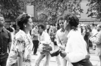 Image of sheet 19880370 photo 4: 1. Mai Demonstration Protest verletzter Jude (wurde von Palästinenser angegriffen.) Ruth Heussler Guggenheim stellt sich der Diskussion. Helen, Pablo und Oona Pinkus auf der Kasernen Wiese. Söffi Christoph Zürcher und Marlies. Kaserne dem Volk Transparent. Fest Zürich 1988 Astrid König