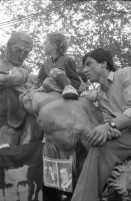 Image of sheet 19880380 photo 11: Iren Stehli und ein Freund. Fest  1. Mai. im Kaserne Innenhof. Mit älteren Besuchern Plakat von kurdischem ermordeten Kämpfer hängt an der Skulptur. Kinderfest Kaserne. Schwarze stehen am Gitterzaun hinter der Kaserne. Kurdische und Türkische AsylantInnen protestieren gegen die Inhaftierung von ihren Genossen. und Kollegen. Sie zünden Petarden an, die sie gegen die Polizeikaserne richten. Fredy Meier. Zürich 1988 Kreis vier Kurds 
Schweiz Switzerland Swiss protest