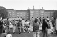 Image of sheet 19880380 photo 16: Iren Stehli und ein Freund. Fest  1. Mai. im Kaserne Innenhof. Mit älteren Besuchern Plakat von kurdischem ermordeten Kämpfer hängt an der Skulptur. Kinderfest Kaserne. Schwarze stehen am Gitterzaun hinter der Kaserne. Kurdische und Türkische AsylantInnen protestieren gegen die Inhaftierung von ihren Genossen. und Kollegen. Sie zünden Petarden an, die sie gegen die Polizeikaserne richten. Fredy Meier. Zürich 1988 Kreis vier Kurds 
Schweiz Switzerland Swiss protest