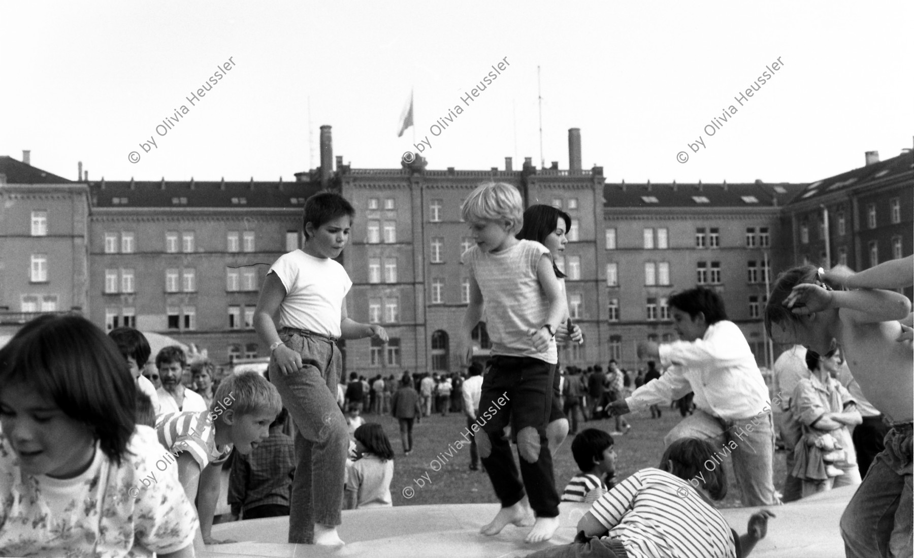 Image of sheet 19880380 photo 18: Kinderfest am 1. Mai im Kasernen- Innenhof, Zuerich 1988.

Schweiz Switzerland swiss Schweizer Europe child kids playing jumping blasio party