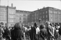 Image of sheet 19880380 photo 19: Iren Stehli und ein Freund. Fest  1. Mai. im Kaserne Innenhof. Mit älteren Besuchern Plakat von kurdischem ermordeten Kämpfer hängt an der Skulptur. Kinderfest Kaserne. Schwarze stehen am Gitterzaun hinter der Kaserne. Kurdische und Türkische AsylantInnen protestieren gegen die Inhaftierung von ihren Genossen. und Kollegen. Sie zünden Petarden an, die sie gegen die Polizeikaserne richten. Fredy Meier. Zürich 1988 Kreis vier Kurds 
Schweiz Switzerland Swiss protest