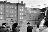 Image of sheet 19880380 photo 32: Jugendliche protestieren mit Knallkoerper am 1. Mai bei der Kaserne gegen die Verhaftung eines Freundes, Zuerich 1988. 
prison fence protest fyer feuerwerke