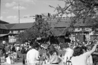 Image of sheet 19880380 photo 4: Iren Stehli und ein Freund. Fest  1. Mai. im Kaserne Innenhof. Mit älteren Besuchern Plakat von kurdischem ermordeten Kämpfer hängt an der Skulptur. Kinderfest Kaserne. Schwarze stehen am Gitterzaun hinter der Kaserne. Kurdische und Türkische AsylantInnen protestieren gegen die Inhaftierung von ihren Genossen. und Kollegen. Sie zünden Petarden an, die sie gegen die Polizeikaserne richten. Fredy Meier. Zürich 1988 Kreis vier Kurds 
Schweiz Switzerland Swiss protest