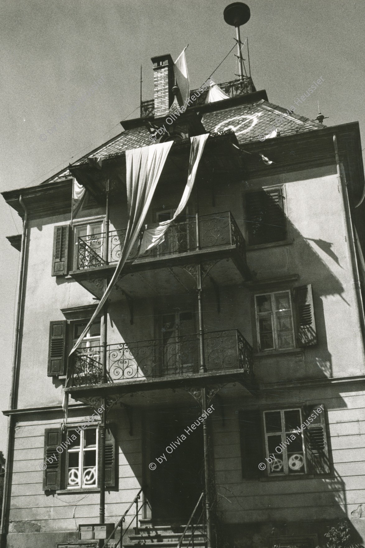 Image of sheet 19880390 photo 2: Ein besetztes Haus in Romanshorn, Thurgau 1988. Das Fenster ist mit einem Bestzer Innen Zeichen bemalt. besprayt Spray Arbon