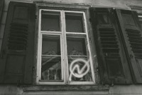 Image of sheet 19880390 photo 3: Ein besetztes Haus in Romanshorn. Das Fenster ist mit einem
Bestzer Innen Zeichen bemalt. 1988 Arbon Thurgau