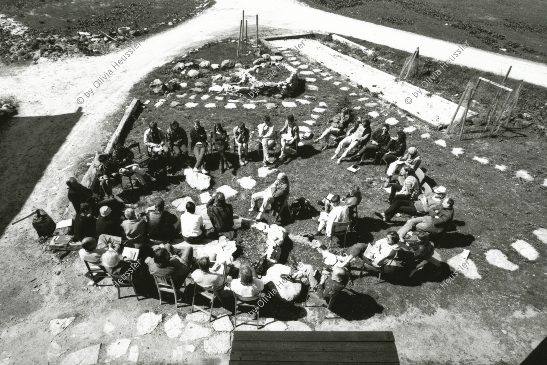 Image of sheet 19880400 photo 1: © 1988, OLIVIA HEUSSLER / WWW.CLIC.LI 

In der Stiftung und Ferienzentrum Salecina bei Maloja Kanton Graubünden geht ein Bildarchivseminar über die Bühne. Theo Pinkus Roland Gretler spricht, von der Seite her fotografiert. Seminar Besucher Innen von oben. Uebersicht  Das Haus. 1988 √

center holiday seminar foto photo archives