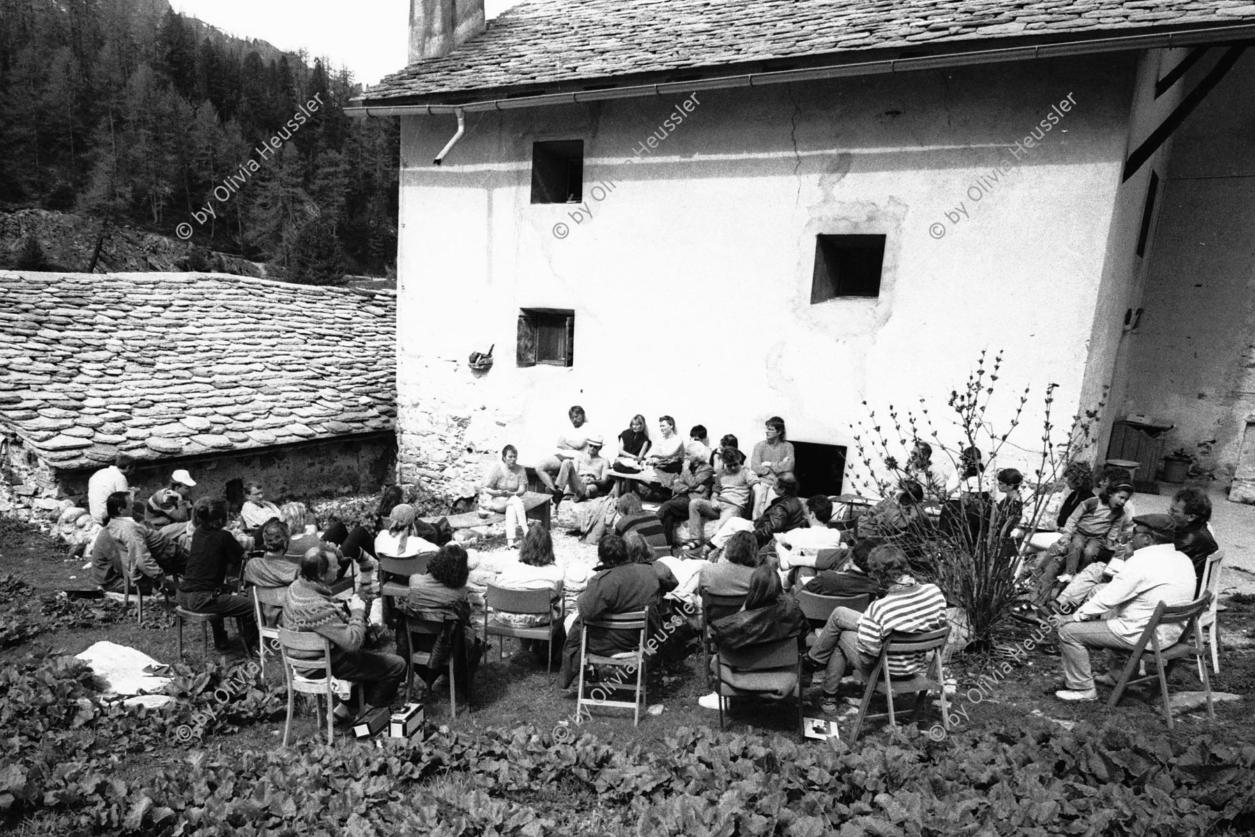 Image of sheet 19880400 photo 17: In der Stiftung  Bildungs- und Ferienzentrum Salecina bei Maloja geht ein Bildarchivseminar über die Bühne. Thomas Grimm TV EX-DDR Christiane Barckhausen Canale liest aus ihrem Buch über Tina Modotti. Theo Pinkus schaut ihr zu. Roland Gretler spricht, von der Seite her fotografiert. Seminar besucherInnen von oben. Uebersicht  Das Haus.  Graubünden 1988