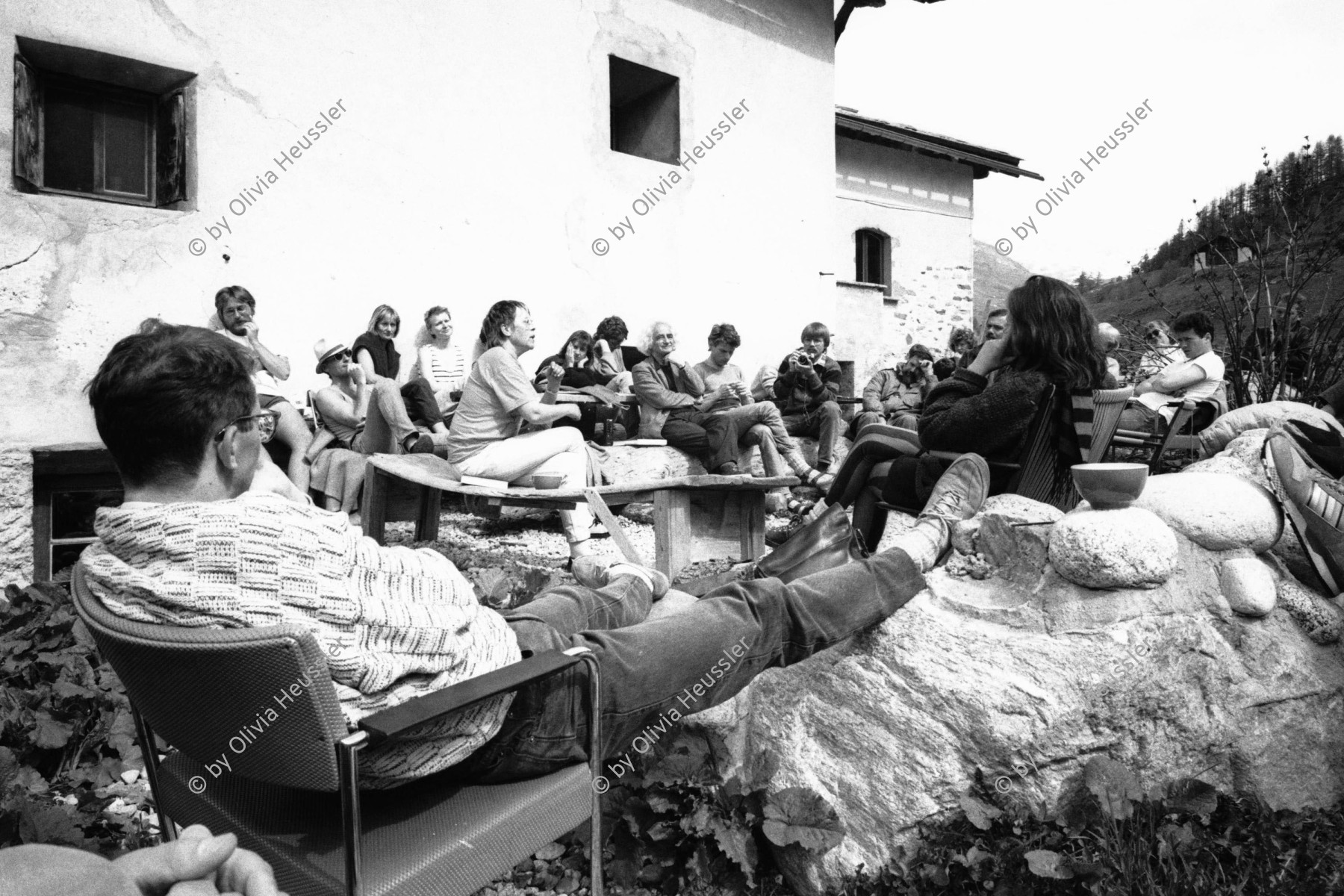 Image of sheet 19880400 photo 18: In der Stiftung  Bildungs- und Ferienzentrum Salecina bei Maloja geht ein Bildarchivseminar über die Bühne. Thomas Grimm TV EX-DDR Christiane Barckhausen Canale liest aus ihrem Buch über Tina Modotti. Theo Pinkus schaut ihr zu. Roland Gretler spricht, von der Seite her fotografiert. Seminar besucherInnen von oben. Uebersicht  Das Haus.  Graubünden 1988