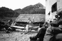 Image of sheet 19880400 photo 21: In der Stiftung  Bildungs- und Ferienzentrum Salecina bei Maloja geht ein Bildarchivseminar über die Bühne. Thomas Grimm TV EX-DDR Christiane Barckhausen Canale liest aus ihrem Buch über Tina Modotti. Theo Pinkus schaut ihr zu. Roland Gretler spricht, von der Seite her fotografiert. Seminar besucherInnen von oben. Uebersicht  Das Haus.  Graubünden 1988 √