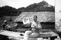 Image of sheet 19880400 photo 31: In der Stiftung  Bildungs- und Ferienzentrum Salecina bei Maloja geht ein Bildarchivseminar über die Bühne. Thomas Grimm TV EX-DDR Christiane Barckhausen Canale liest aus ihrem Buch über Tina Modotti. Theo Pinkus schaut ihr zu. Roland Gretler spricht, von der Seite her fotografiert. Seminar besucherInnen von oben. Uebersicht  Das Haus.  Graubünden 1988