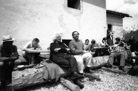 Image of sheet 19880400 photo 36: In der Stiftung  Bildungs- und Ferienzentrum Salecina bei Maloja geht ein Bildarchivseminar über die Bühne. Thomas Grimm TV EX-DDR Christiane Barckhausen Canale liest aus ihrem Buch über Tina Modotti. Theo Pinkus schaut ihr zu. Roland Gretler spricht, von der Seite her fotografiert. Seminar besucherInnen von oben. Uebersicht  Das Haus.  Graubünden 1988