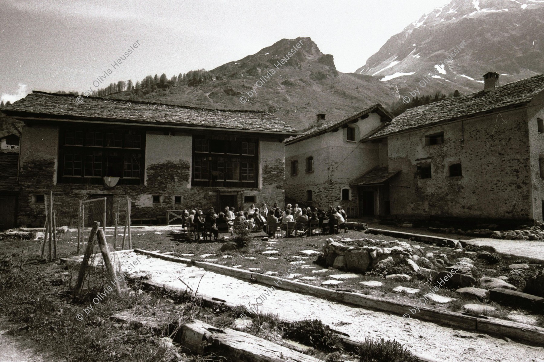 Image of sheet 19880400 photo 6: In der Stiftung  Bildungs- und Ferienzentrum Salecina bei Maloja geht ein Bildarchivseminar über die Bühne. Thomas Grimm TV EX-DDR Christiane Barckhausen Canale liest aus ihrem Buch über Tina Modotti. Theo Pinkus schaut ihr zu. Roland Gretler spricht, von der Seite her fotografiert. Seminar besucherInnen von oben. Uebersicht  Das Haus.  Graubünden 1988 √ Schweiz