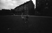 Image of sheet 19880410 photo 3: und Kinder. Olivia  vor der Kamera. Portrait mit Sinar. Portrait Karl und Edith Seeger vor ihrer Wohnung. Bei Susan und Peter Merk in Emmen. Mit Pierre Mennel und seinem Freund aus Bayern  Zürich 1988