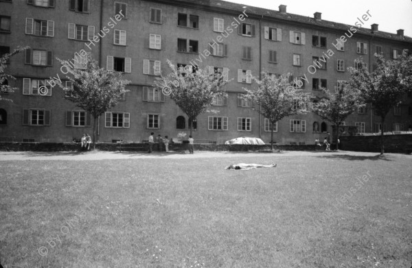 Image of sheet 19880410 photo 34: und Kinder. Olivia  vor der Kamera. Portrait mit Sinar. Portrait Karl und Edith Seeger vor ihrer Wohnung. Bei Susan und Peter Merk in Emmen. Mit Pierre Mennel und seinem Freund aus Bayern  Zürich 1988