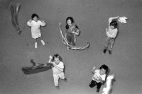 Image of sheet 19880411 photo 11: © 1988, OLIVIA HEUSSLER / WWW.CLIC.LI

Kinder Kinder spielen mit Papier Kugeln aus dem In- und Ausland spielen zusammen in einem Zürcher Innenhof. 1988 städtische Siedlung Erismannhof √ Aussersihl Kreis vier 4 Schweiz Switzerland swiss Schweizer Europe kids playing children boys and girls
