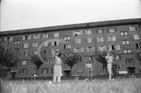 Image of sheet 19880411 photo 23: Susan Büchi malt ein Transparent und Dorothea Hunziker. Wäsche hängt im Erismannhof Innenhof städtische Siedlung Erismannhof Kinder spielen mit Papier Kugeln. 
Die Siedlung vor dem Umbau mit Kinder im Vordergrund.
Zürich 1988